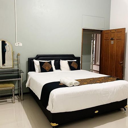 Tjahaja Baroe Syariah Mitra Reddoorz At Dukuh Kupang Hotel Surabaya Kültér fotó