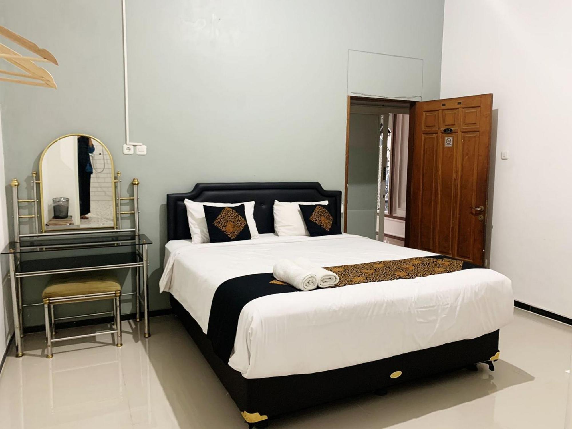 Tjahaja Baroe Syariah Mitra Reddoorz At Dukuh Kupang Hotel Surabaya Kültér fotó